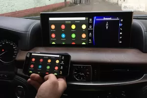 Apple CarPlay та Android Auto